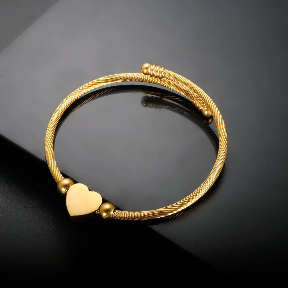 Bracelete Coração Banhado em Ouro 18k - Fundo Preto