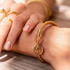 Pulseira de São Bento Banhado em Ouro 18k - Zoom Braço