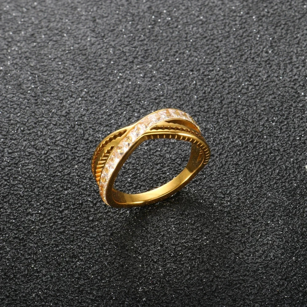 Anel Laços Brilhantes Banhado em Ouro 18k - Fundo Preto