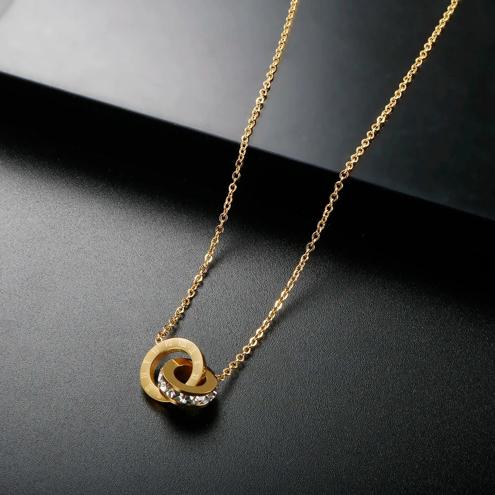 Colar Laços Romanos Banhado em Ouro 18k - Fundo Colorido